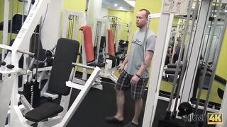 HUNT4K. La ingenua conejita de gimnasio tiene sexo con un hombre