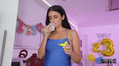 Mofos: Feliz Cum-pleanos on XPORN