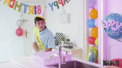 Mofos: Feliz Cum-pleanos on XPORN