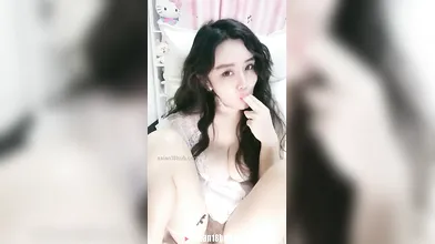 Chinese Live Girl 新人卷发爆乳颜值美妞丰乳肥臀翘起抖动
