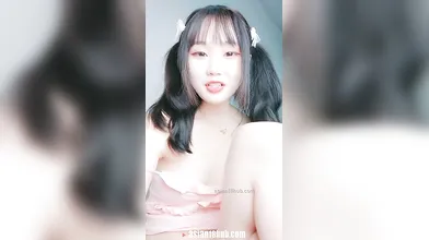 Chinese Live Girl 颜值不错的18岁萝莉露脸激情大秀无毛白虎逼道具激情抽插
